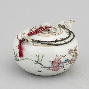 A Chinese porcelain tazza, bowl and teapot, late Qing dynasty, late 19th century.