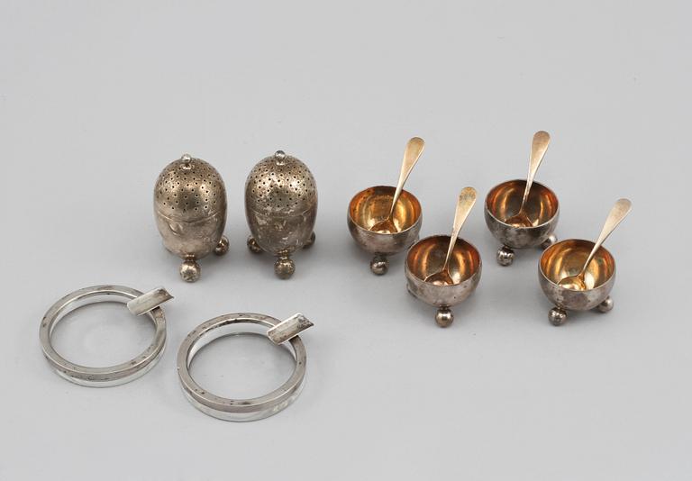 SALTKAR, 4+2 st, och ASKOPPAR, ett par, silver och glas, bla C.G. Hallberg, Stockholm, 1900-tal.