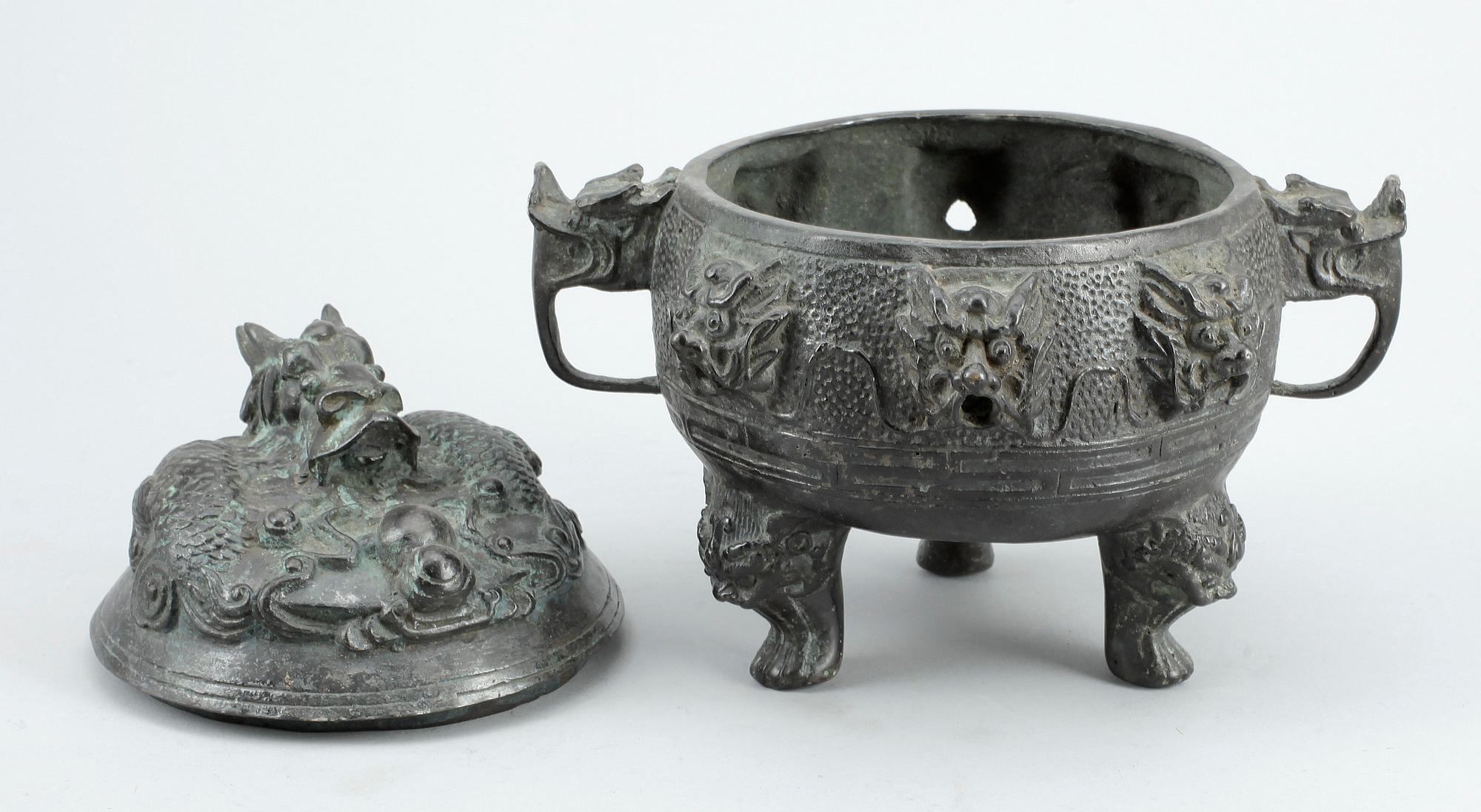 RÖKELSEKAR, brons, sen Qing (1800/1900-tal).