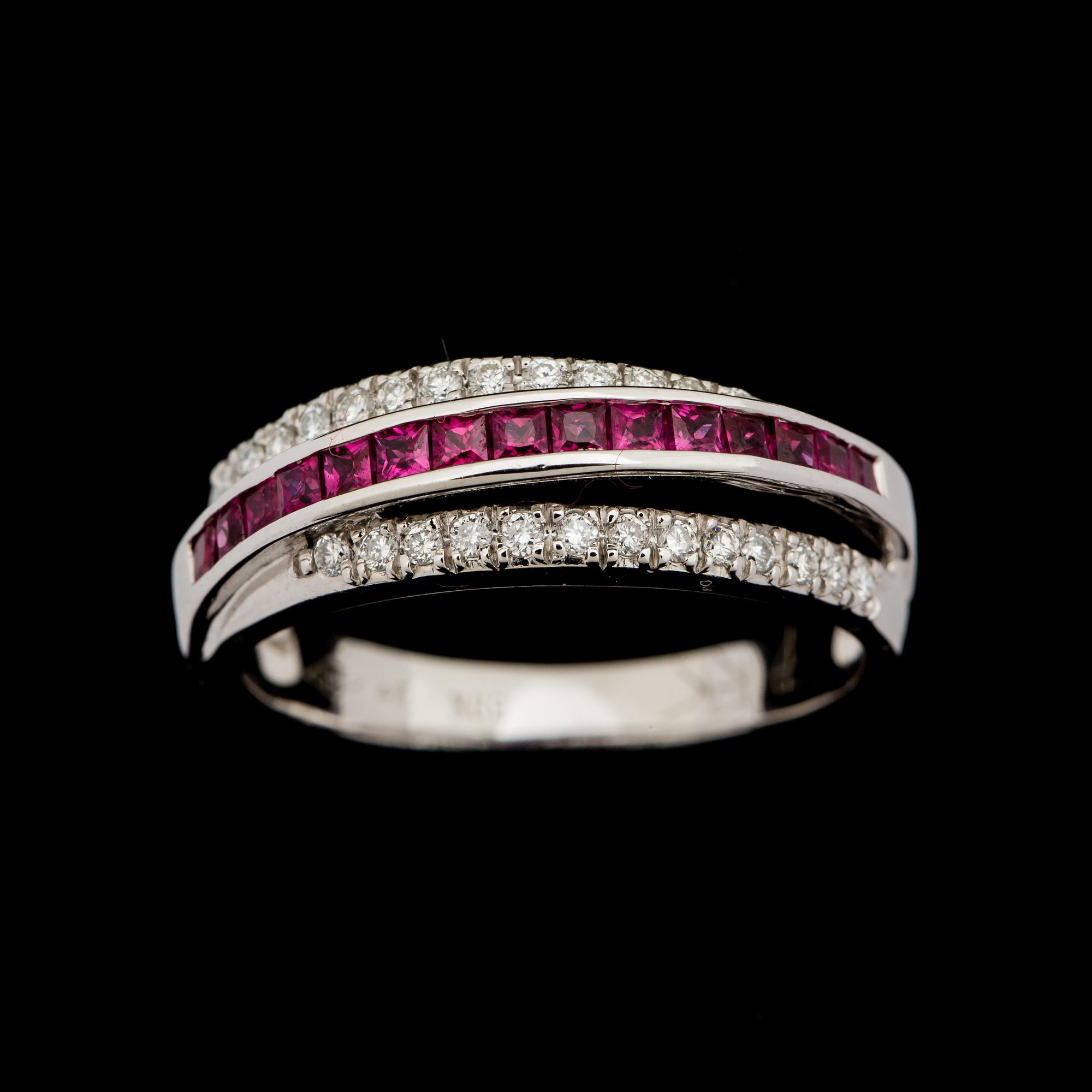 RING, 14 k vitguld med briljantslipade diamanter ca 0,13 ct samt fasettslipade rubiner. Vikt ca 3 g.
