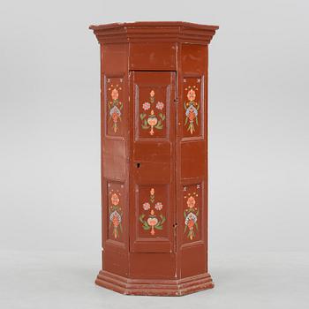 HÖRNSKÅP, allmoge, 1800-tal.