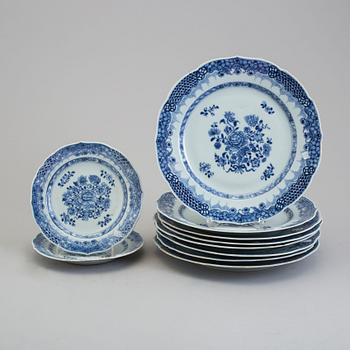 Eight blue and white export porcelain plates with two dishes, Qing dynasty, Qianlong (1736-95).