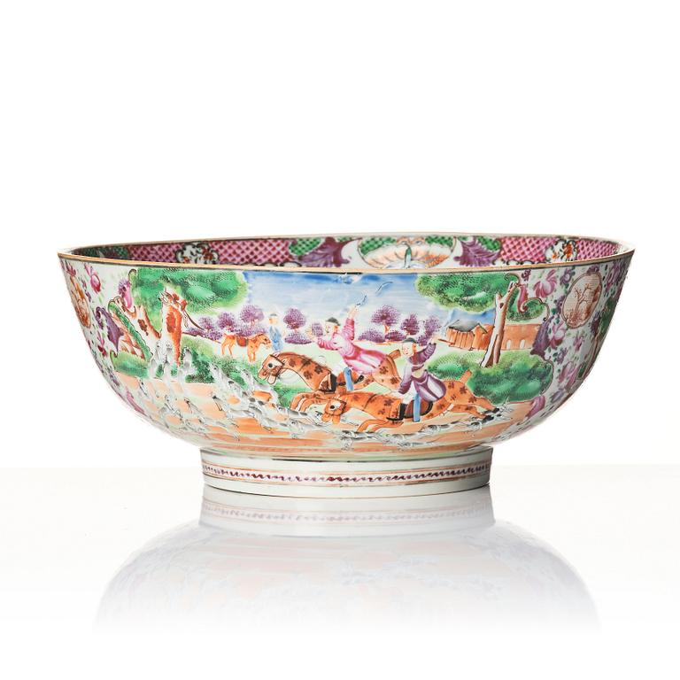 A Chinese Export famille rose 'hunting' bowl, Qing dynasty, Qianlong (1736-95).