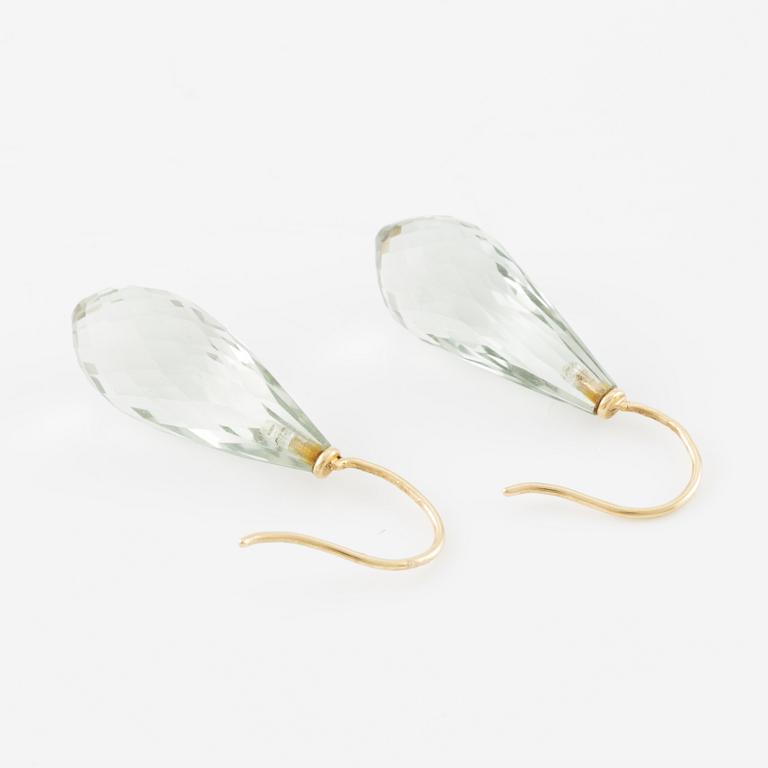 Earrings 18K gold with drop-shaped briolette-cut probably prasiolite.