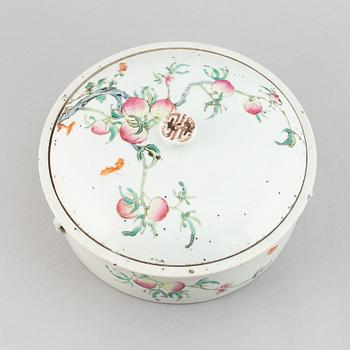 A Chinese porcelain  lidded dish, turn of the century 1900.