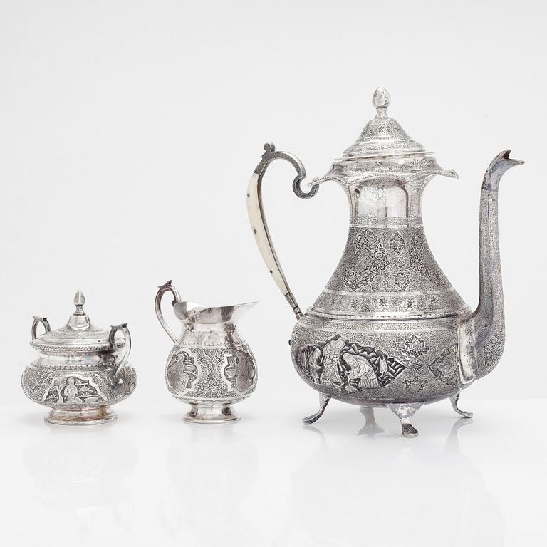 Kaffekanna, sockerskål och gräddkanna, silver, Persien (Iran). Kaffekannan Isfahan Vartan, sen Pahlavidynasti. .