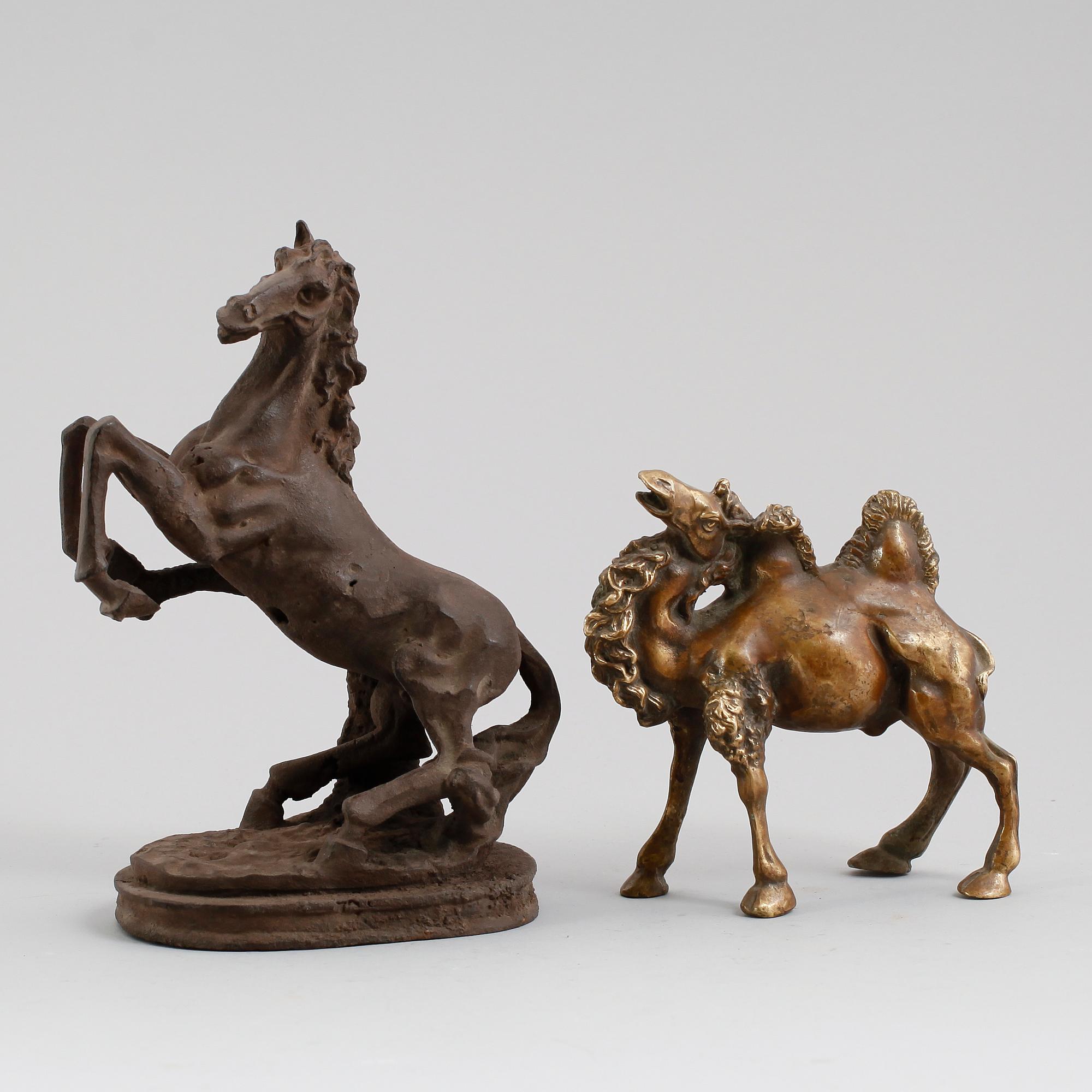 FIGURER, 2 st, brons och metall, Kina, 1900-tal.