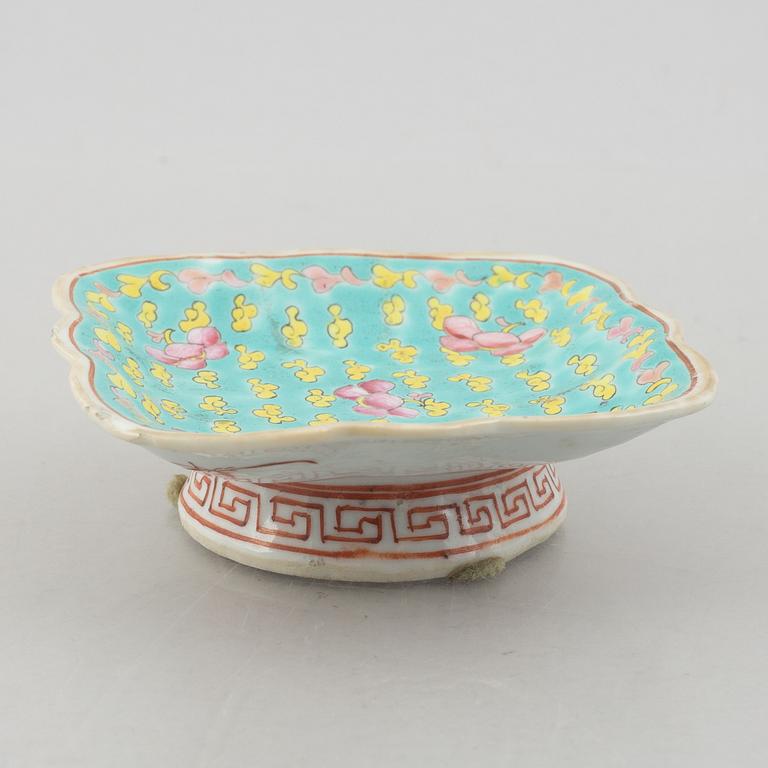 A set of four porcelain pieces, China, 19th/20th century.