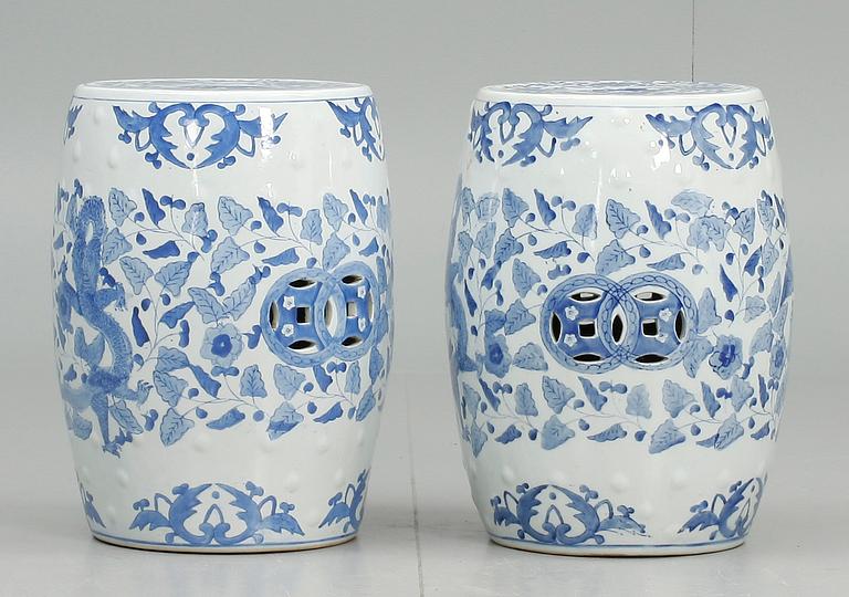 TRÄDGÅRDSPALLAR, ett par. Porslin, Kina, 1900-talets slut.