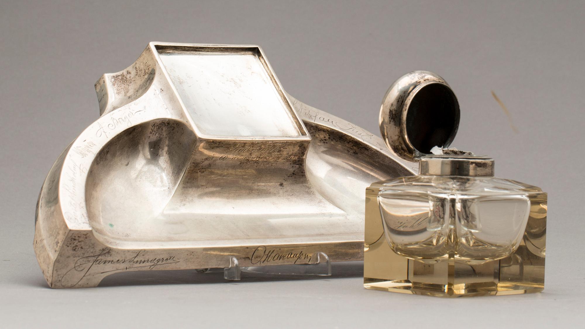 BORDSUPPSATS, 2 delar, silver, 1921. Vikt exkl bläckbehållare 620 gram.