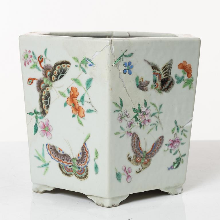 A set of two famille rose jardinieres, Qing dynasty, 19th century.