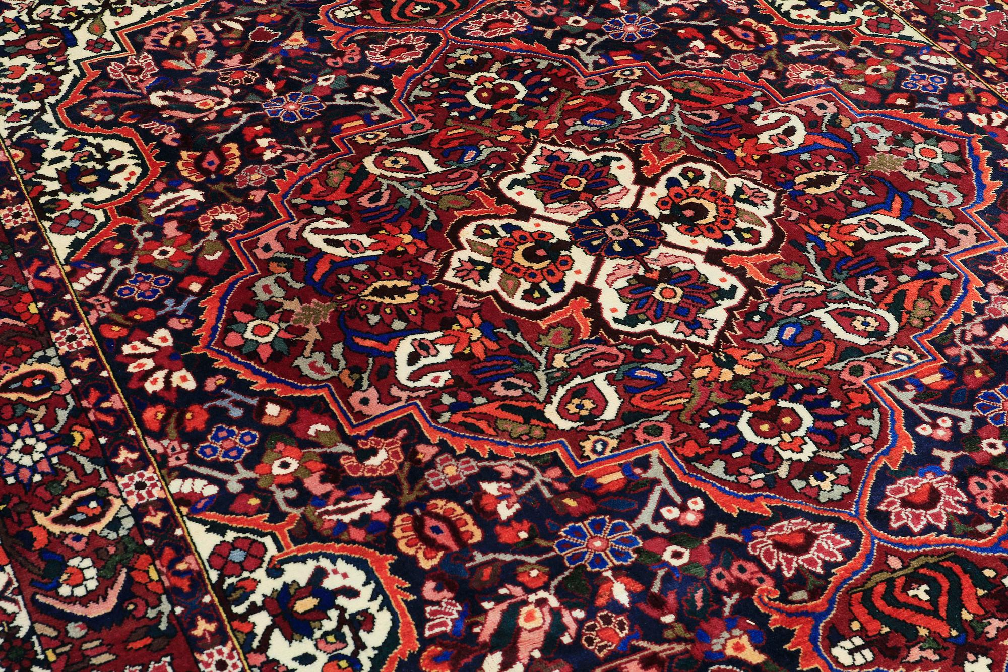 A CARPET, Baktiari, ca 315 x 212 cm.