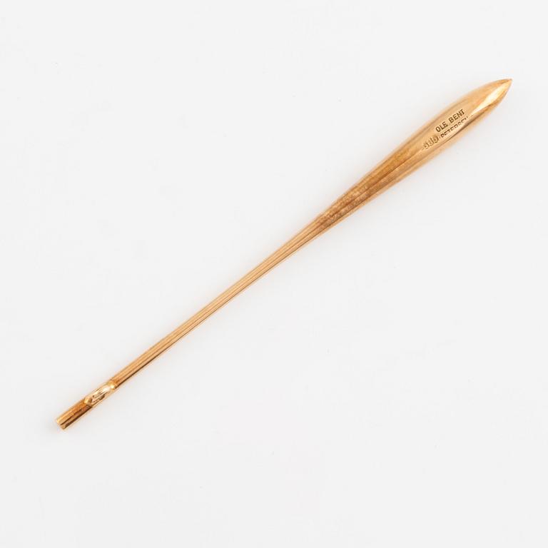 Ole Bent Petersen, 14K gold, slender gold drop pendant.