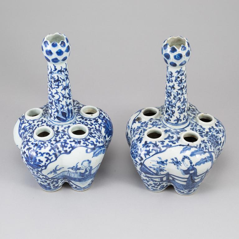 Two blue and white tulip porcelaine vase, China, 20th ct.