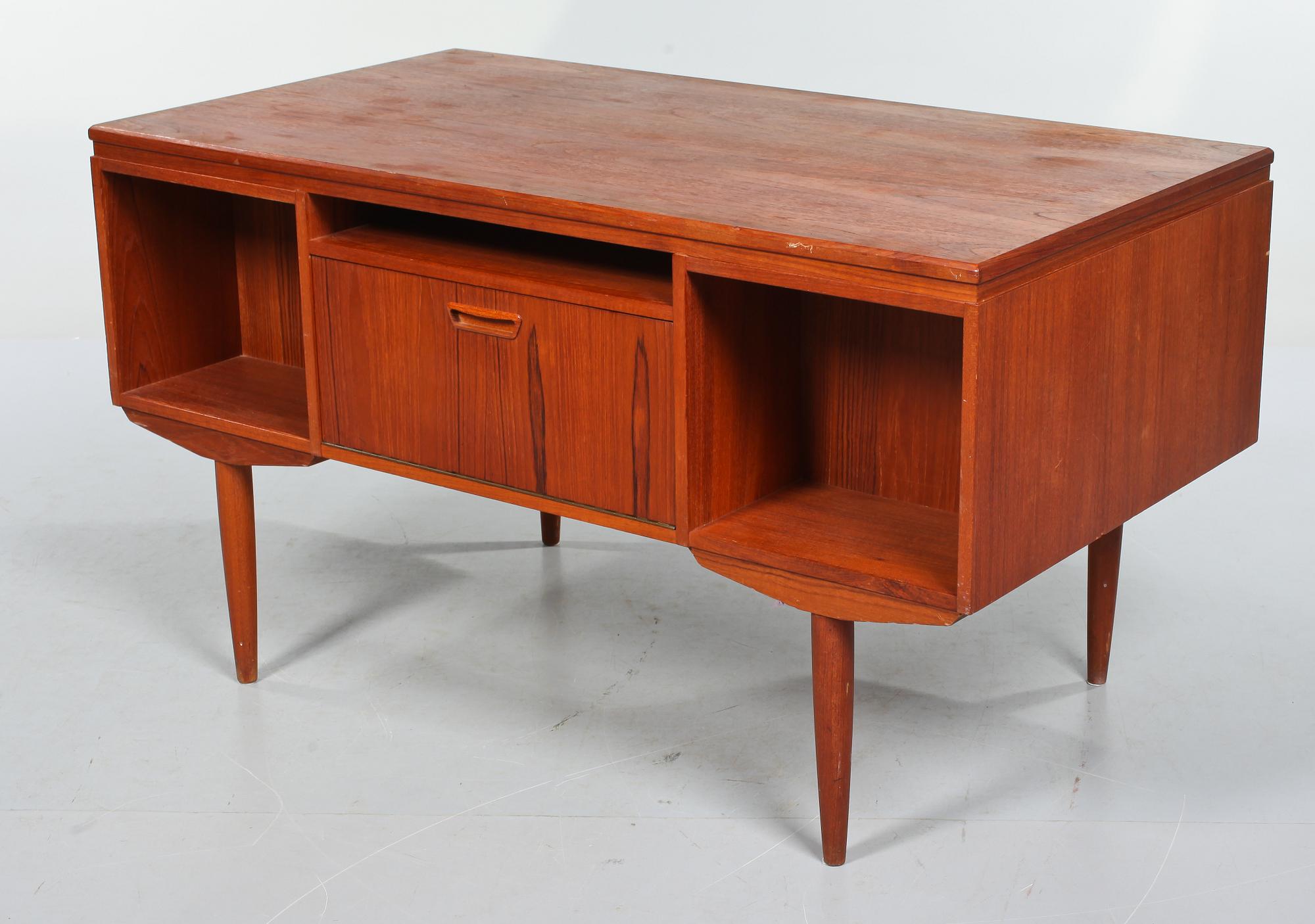 SKRIVBORD, "nr 26", Andreas Pedersens  Møbelfabrik, J Svenstrup, Danmark, 1960-tal.