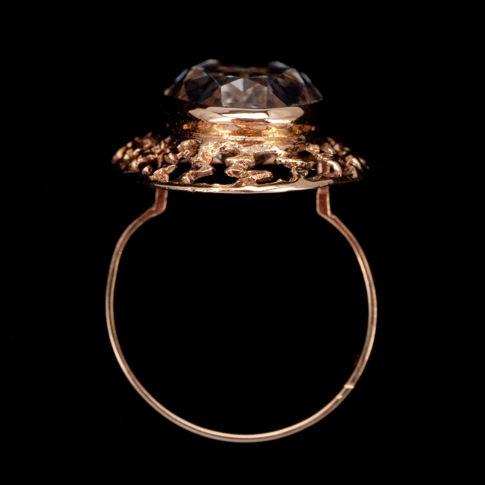 RING, guld 14K, syntetisk spinell, Pekka I Aulin, Åbo 1972. Vikt 9 g.