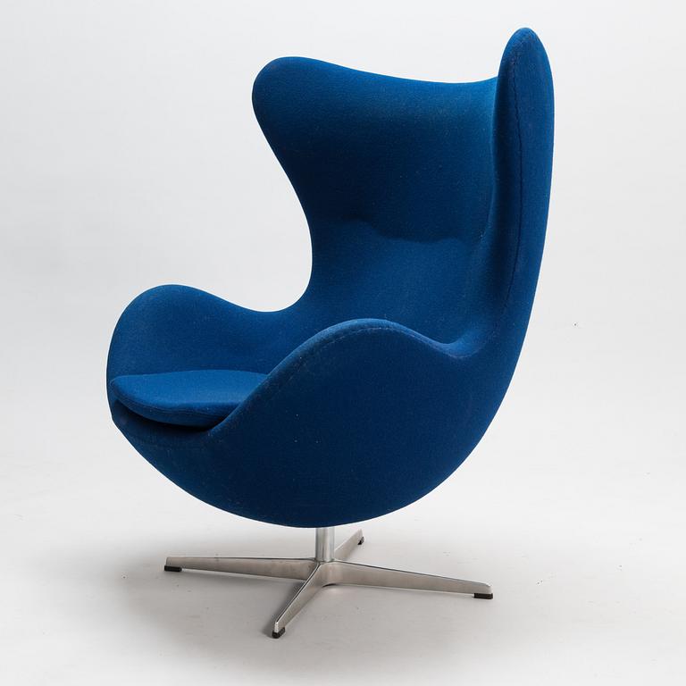ARNE JACOBSEN, fåtölj, "Ägget/ The Egg Chair", Arne Fritz Hansen 1990-tal.
