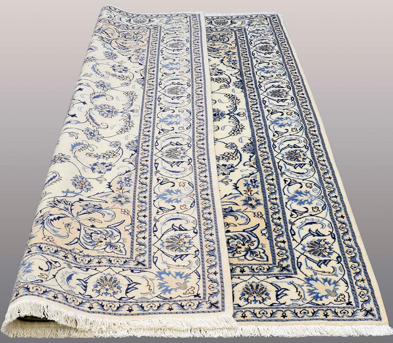 A CARPET, Nain, ca 295 x 203 cm.