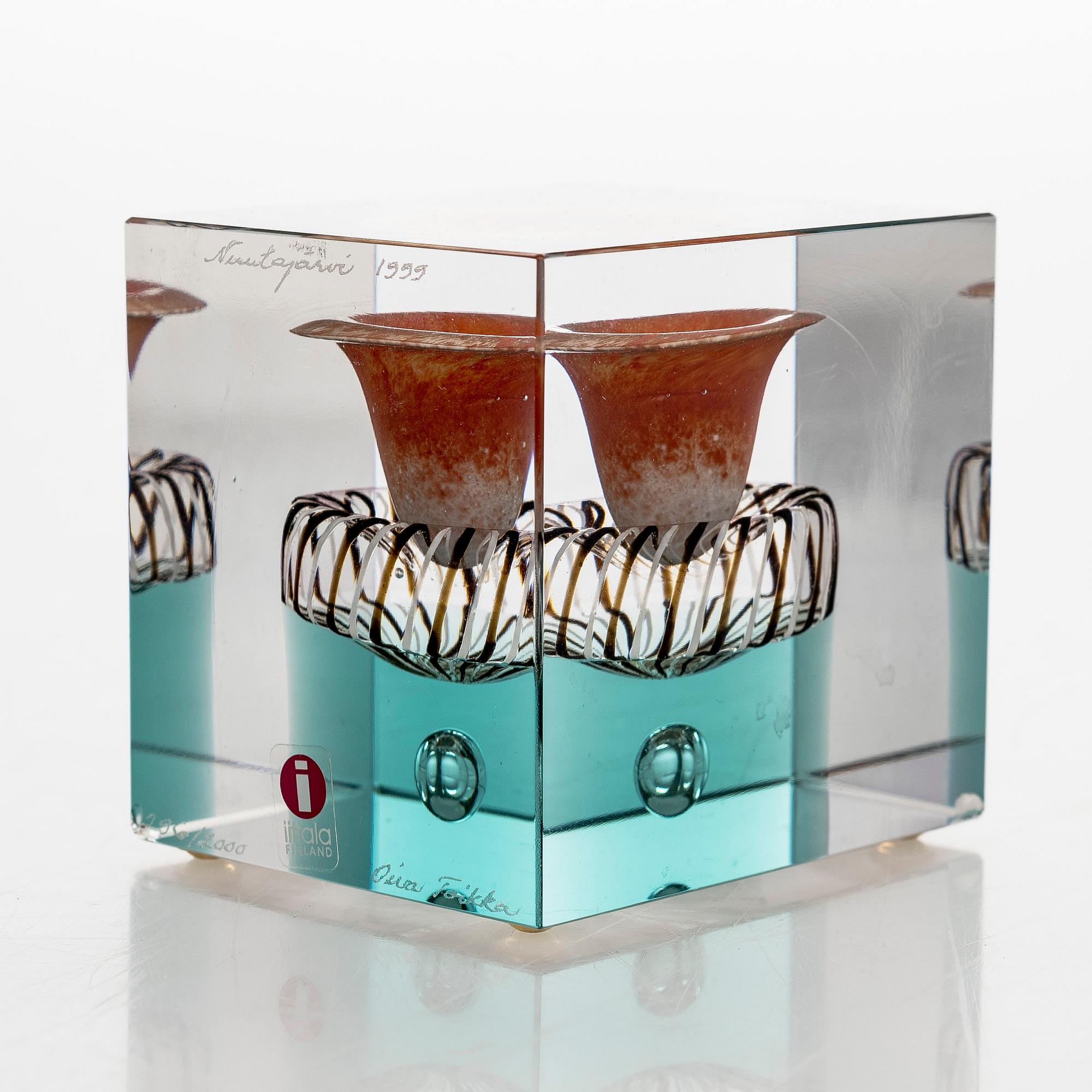 Oiva Toikka, an annual glass cube, signed Oiva Toikka, Nuutajärvi, Finland, 1999, 296/2000.