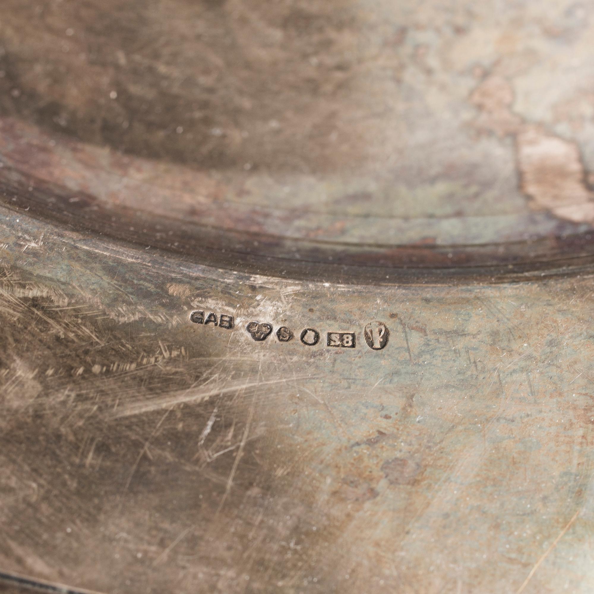 Two silver serving dishes, one marked GAB, Stockholm, Sweden 1944. Total weight 1620 g.