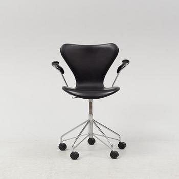 Arne Jacobsen, "Sjuan", karmstol på hjul, Fritz Hansen, daterad 2003.
