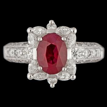 1123. RING, fasettslipad rubin, ca 1.20 ct, samt briljantslipade diamanter, tot. 1 ct.