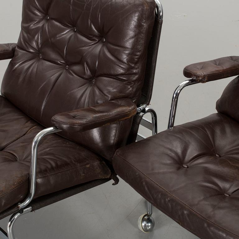 BRUNO MATHSSON, a pair of 'Karin' leather upholstered easy chairs.