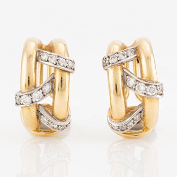 Engelbert a pair of earrings in 18K gold with round brilliant-cut diamonds.