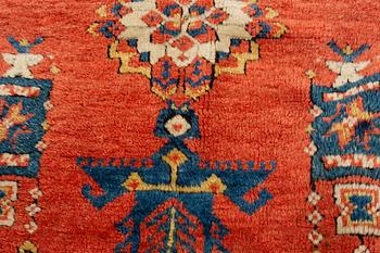 Matto, an antique Anatolian, ca 128 x 104,5-108 cm (as well as ca 8-10 cm flat weave at the ends).