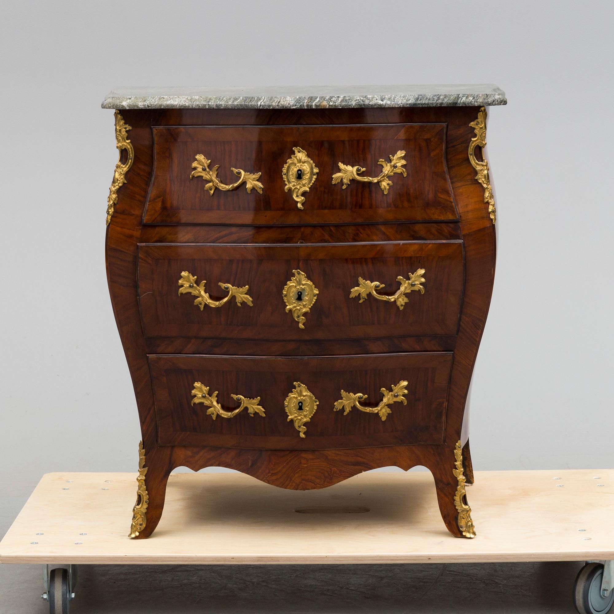 An 18th century rococo chest of drawers. - Bukowskis