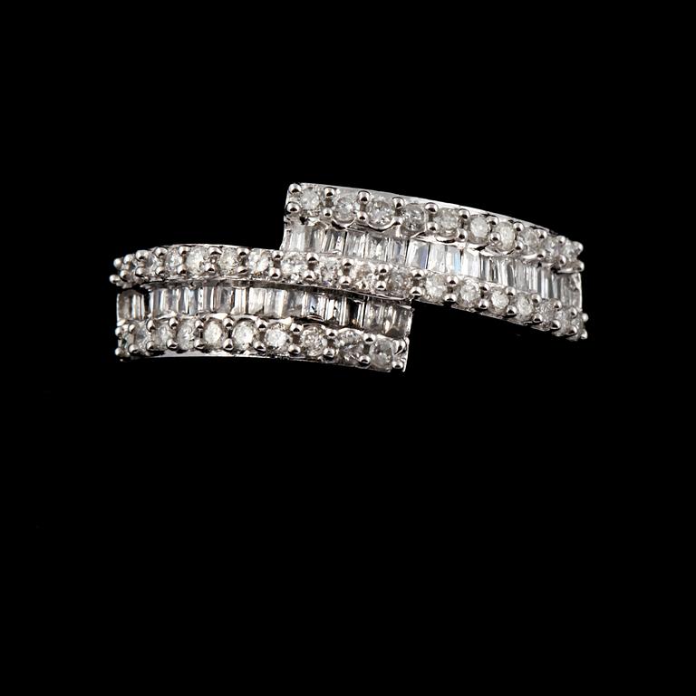 RING, 18k vitguld med briljant och baguettslipade diamanter,0.48 ct. Vikt 3,0 g.