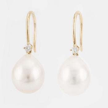 Earrings 18K gold with freshwater pearls and brilliant-cut diamonds.