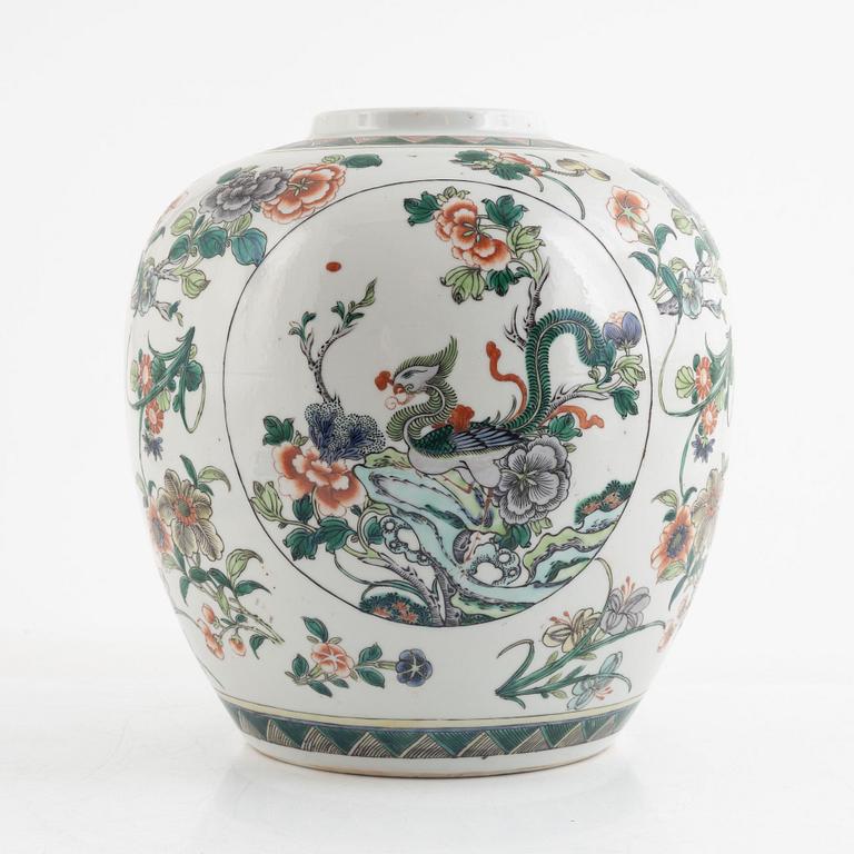 A Chinese famille verte porcelain jar, late Qing dynasty/20th century.