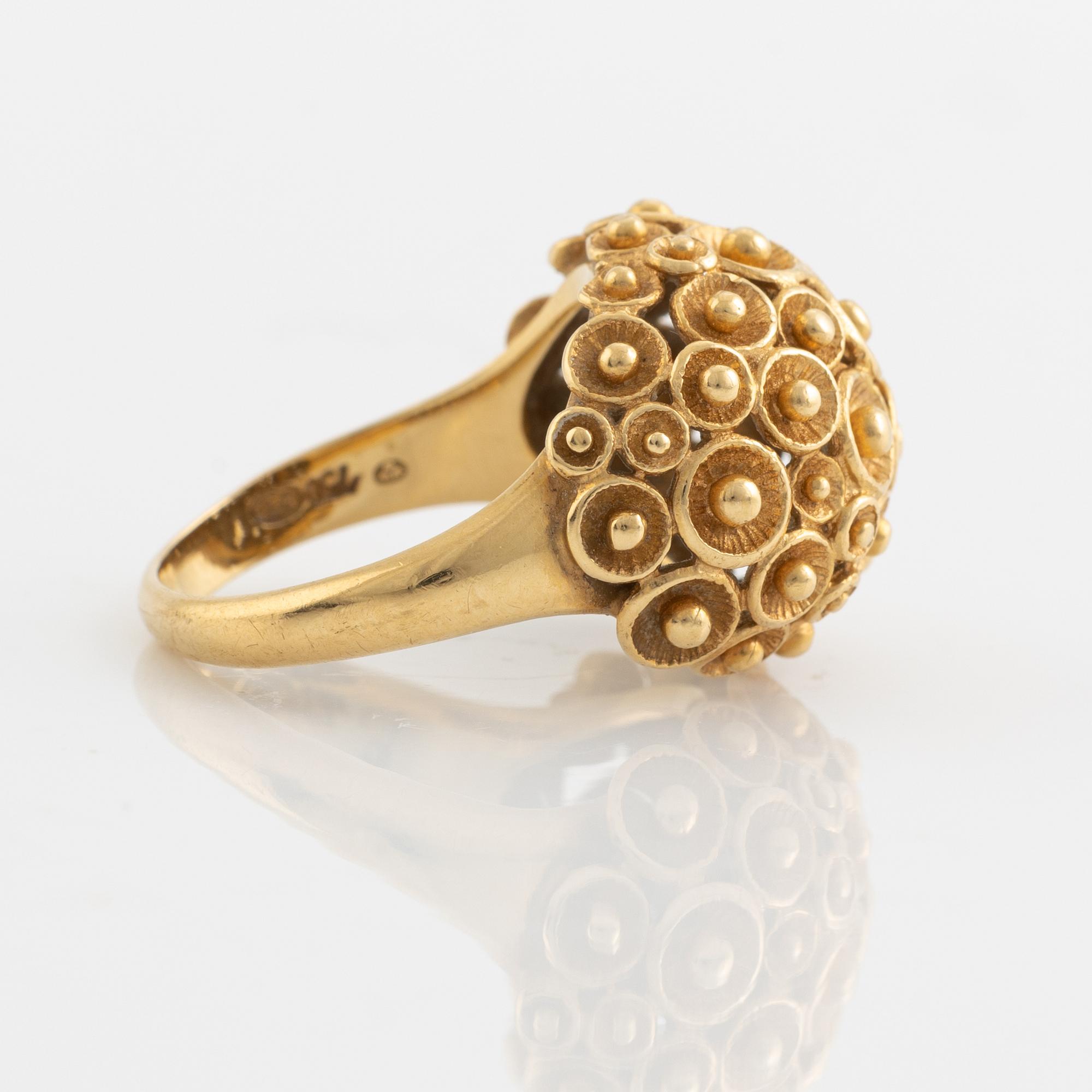 18K gold bombé ring.
