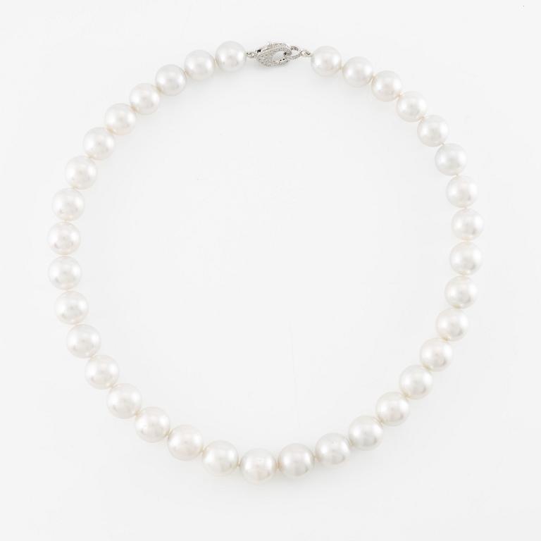 Necklace, with cultured South Sea pearls, clasp 14K white gold set with small brilliant-cut diamonds.