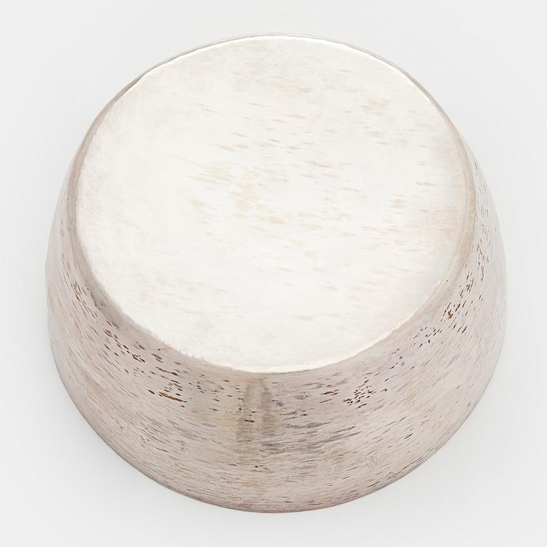 Tapio Wirkkala, malja, hopeaa, Kultakeskus, Hämeenlinna 2007.