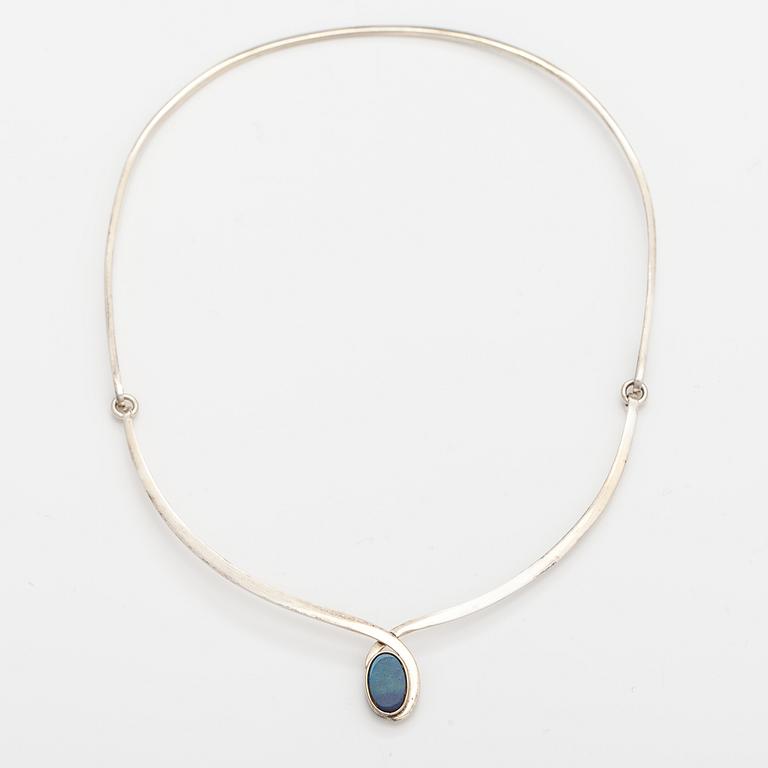 Halsband och ring, sterlingsilver, spektroliter. Kaunis koru, Helsingfors 1987.