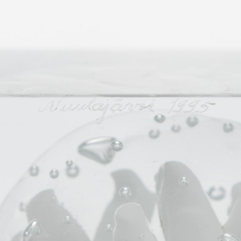 Oiva Toikka, lasikuutio, signeerattu Oiva Toikka Nuutajärvi 1995, 87/500.