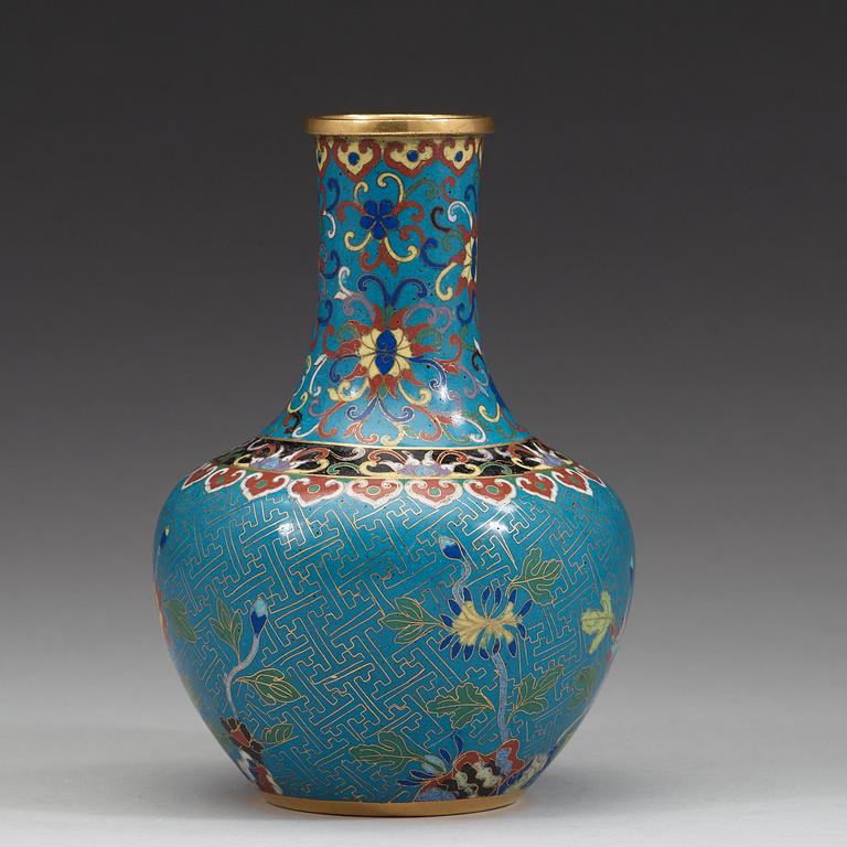 A Cloisonné vase, Qing dynasty, 19th Century.