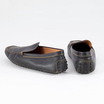 TOD'S, a pair of men's black leather loafers. Size 7.