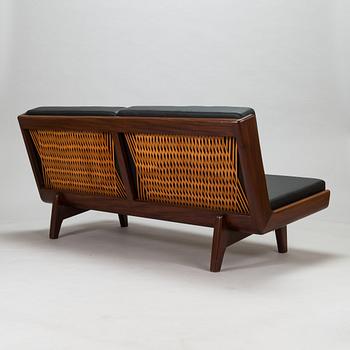 Carl Gustaf Hiort af Ornäs, soffa, "Studio", Puunveisto Oy - Träsnideri Ab 1900-talets mitt.