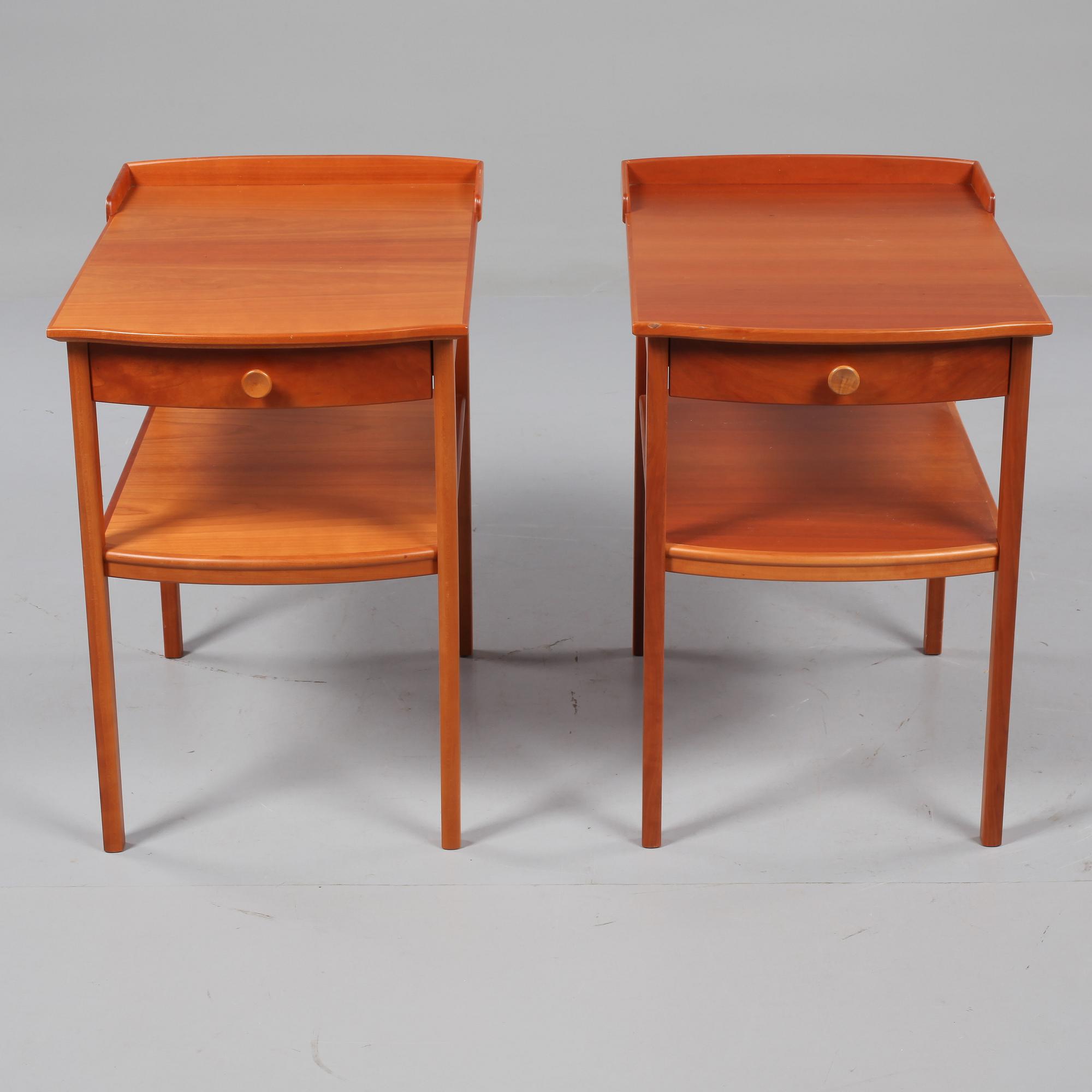 SÄNGBORD, 2 st, Carl Malmsten, Åfors Möbelfabrik, 1900-talets andra hälft.