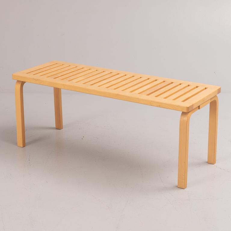 Alvar Aalto, bänk, modell 153A, Artek, Finland.