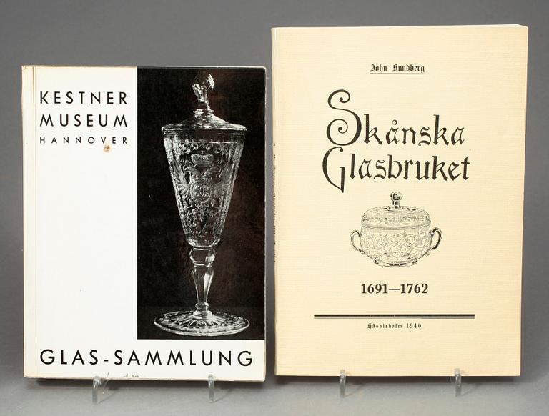 BÖCKER, 9 stycken, främst antikt tenn och glas.