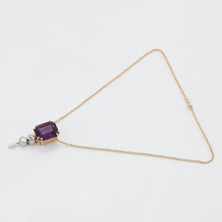 An 18K gold pendant set with a faceted amethyst and round brilliant- and old-cut diamonds and a pearl.