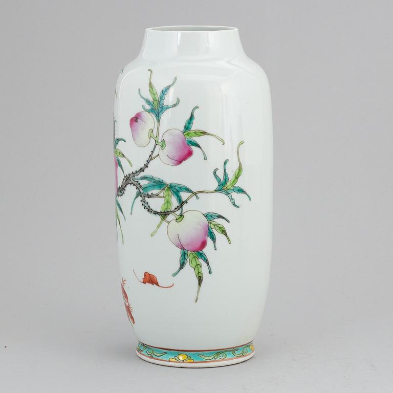 A famille rose peach vase, late Qing dynasty.