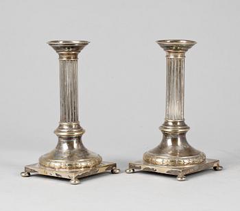 LJUSSTAKAR, ett par, nysilver, gustaviansk stil, Uppsala, 1900-talets första hälft.