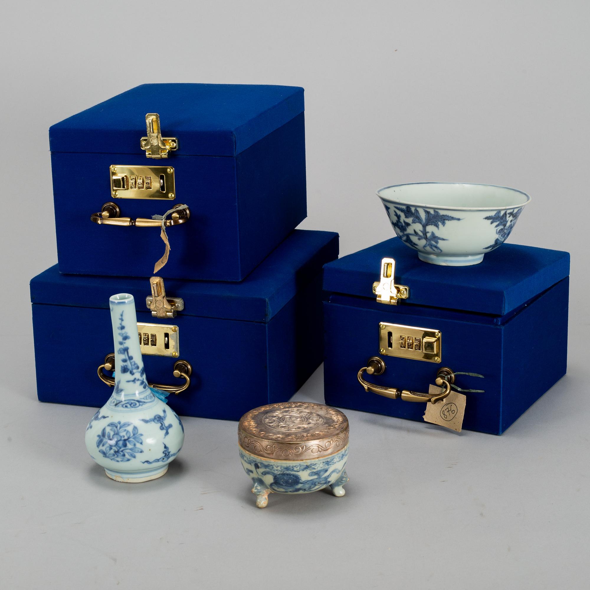 A group of blue and white porcelain, Ming dynasty, 17th Century. (3 pieces).