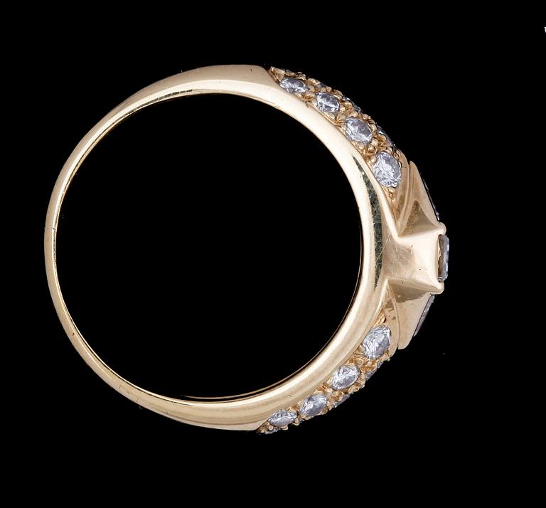 RING, 18k guld med briljant- och smaragdslipade diamanter tot ca1,29ct. Vikt 5,6g.