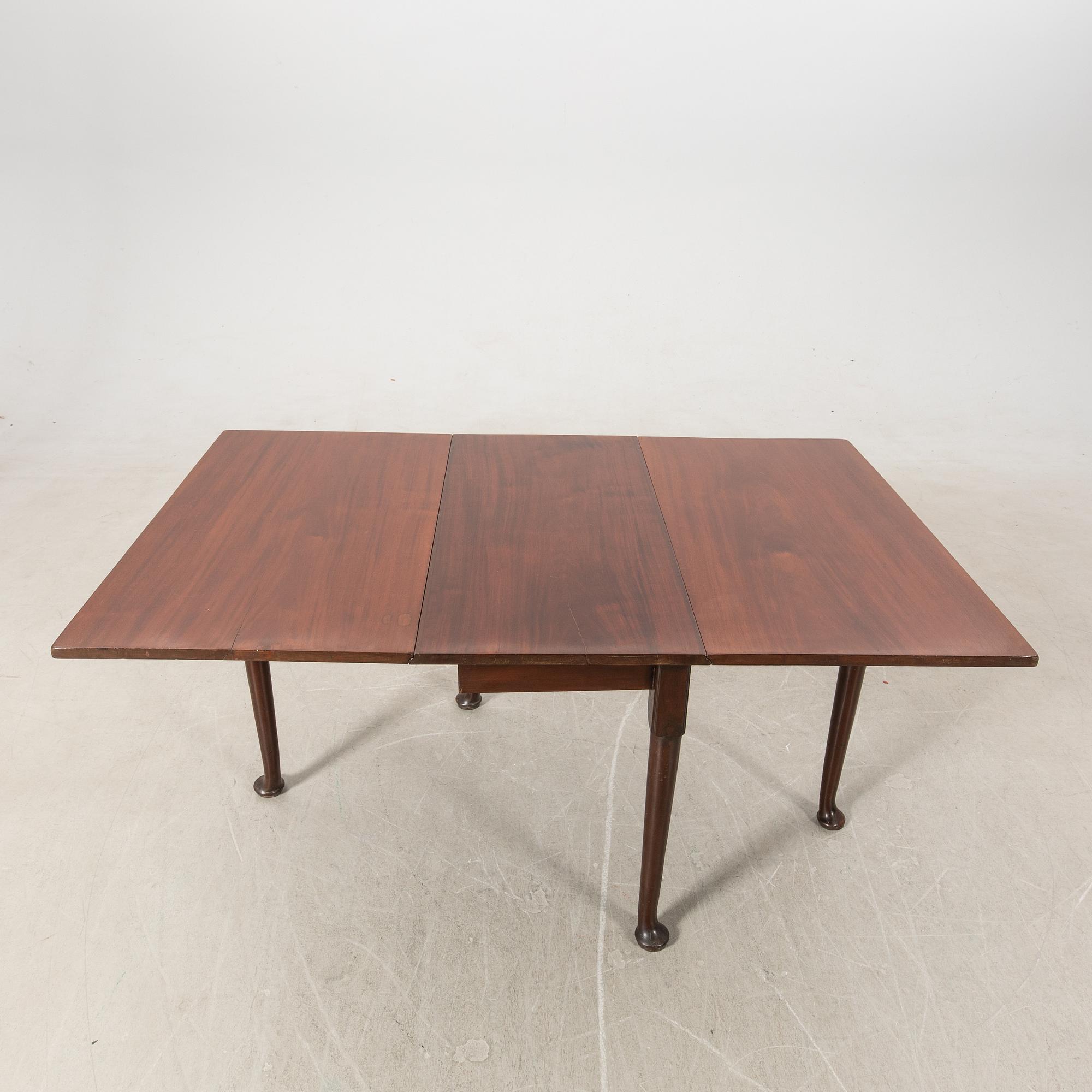 Drop-leaf table England 18th/19th century.